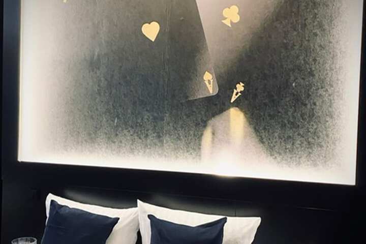 Room 6 of 100