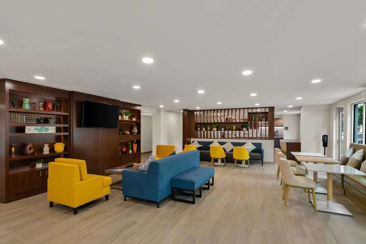 Lounge 40 of 61