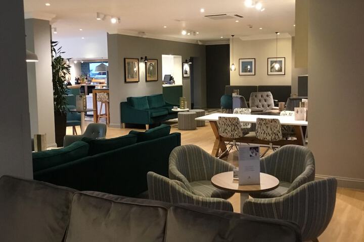 Lounge 56 of 79