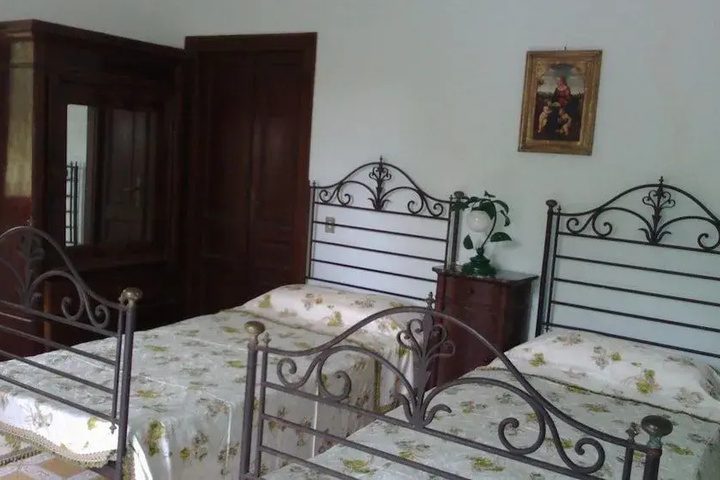 Room 5 of 12