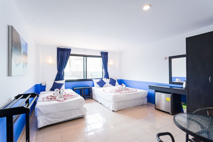 Room 6 of 12