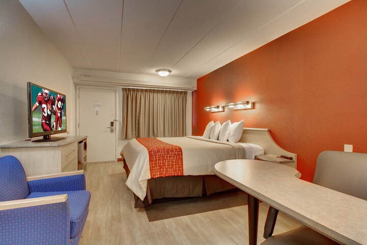 1 King Bed (3 of 11)
