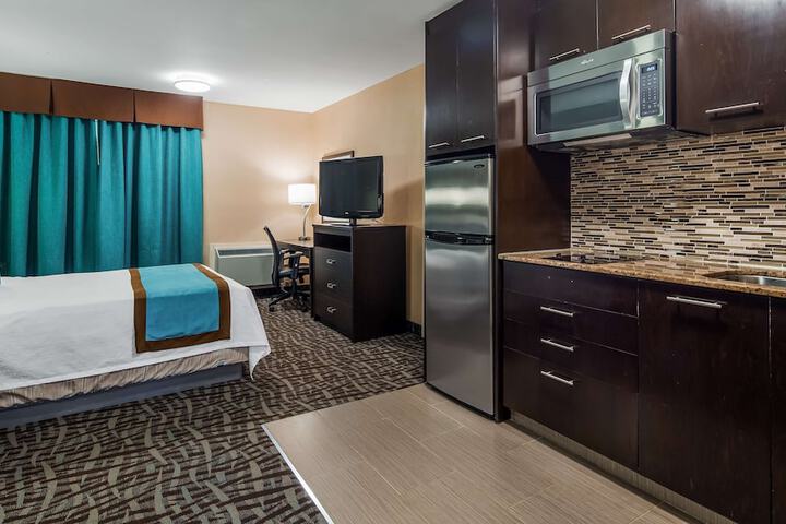 1 Queen Bed Tower Sofa Bed Work Desk Microwave and Refrigerator High Speed Internet Accessible Full Breakfast (15 of 26)