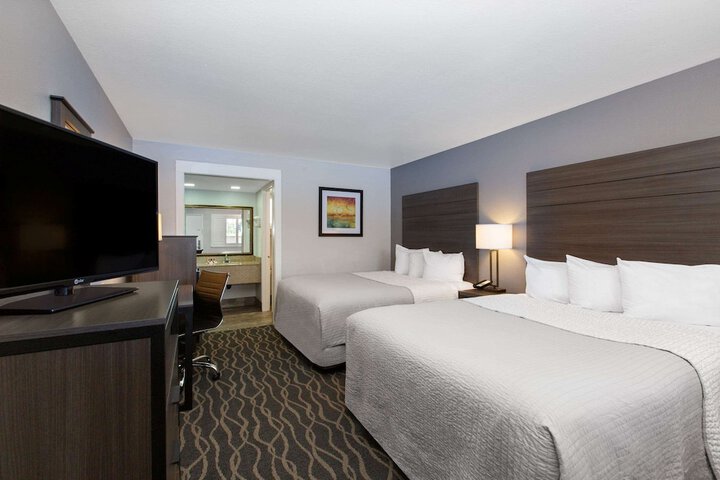 1 Queen Bed (3 of 10)