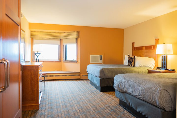 1 Queen Bed (3 of 14)