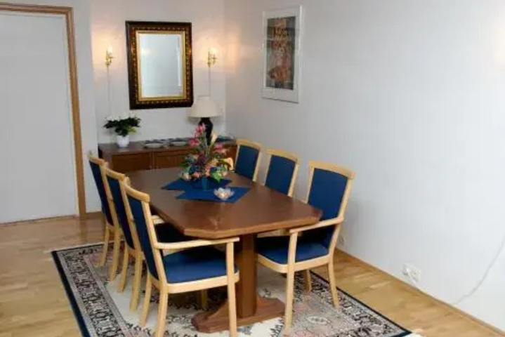 Room 4 of 7
