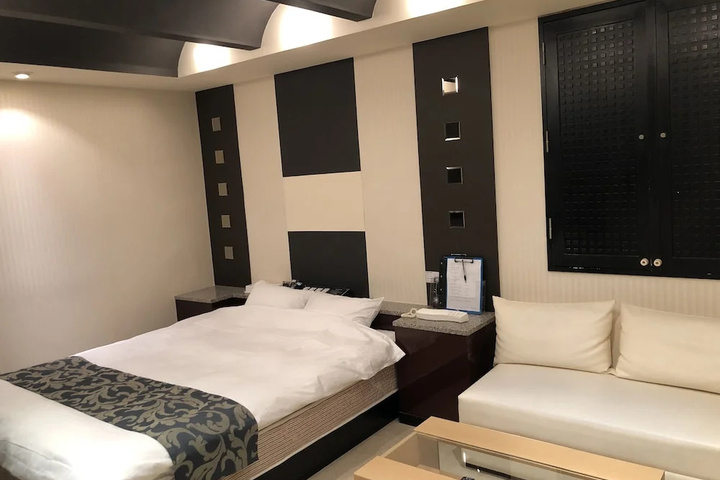 Room 5 of 17