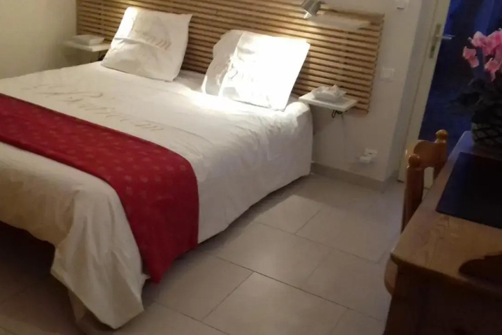 Room 12 of 16