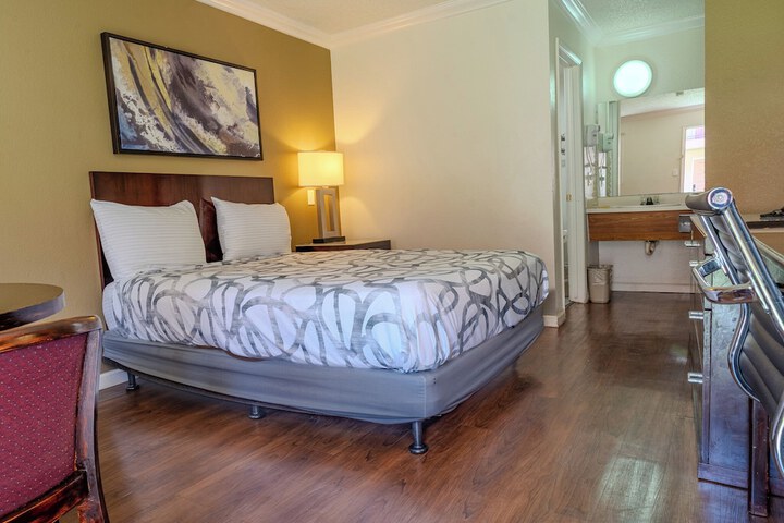 Classic Queen Bed (16 of 38)