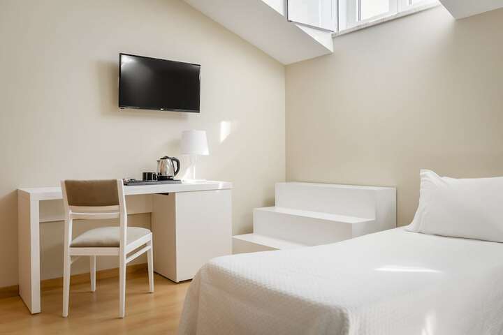 Room 33 of 76
