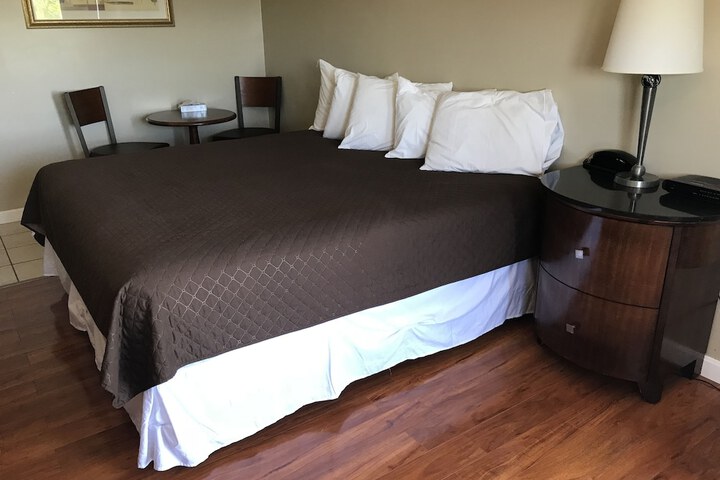 Room 11 of 104