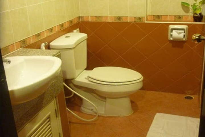 Room 9 of 15