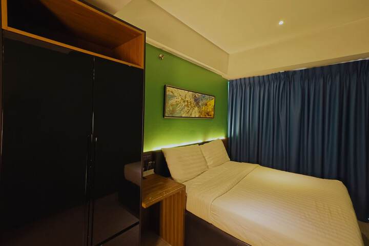 Room 8 of 28
