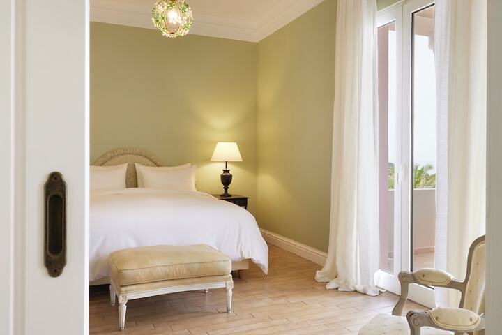 Room 35 of 243