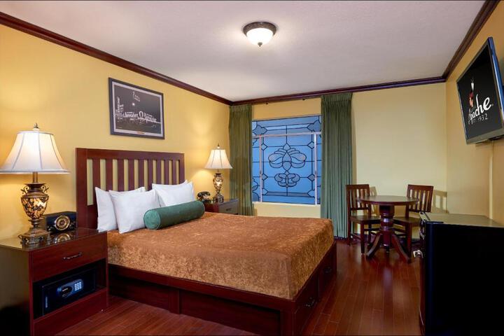 1 Queen Bed (1 of 5)