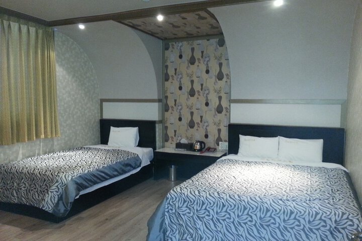 Room 13 of 31