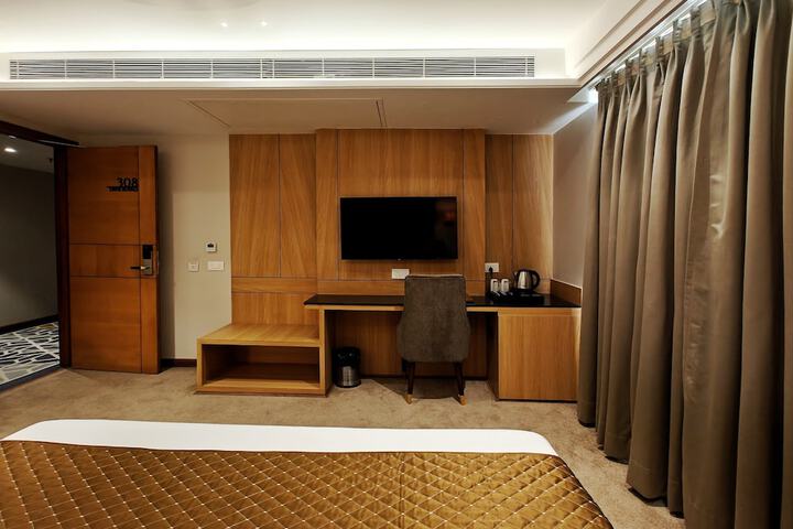 Room 10 of 24