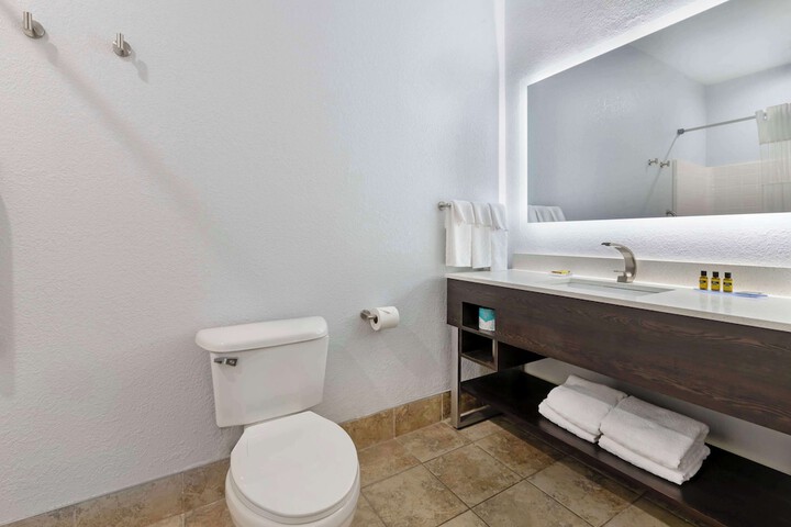 2 Queen Beds Hearing Accessible Room (7 of 7)