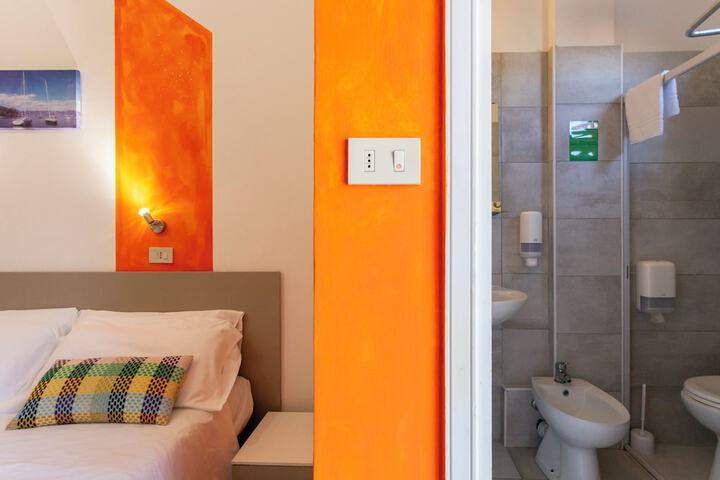 Room 33 of 60