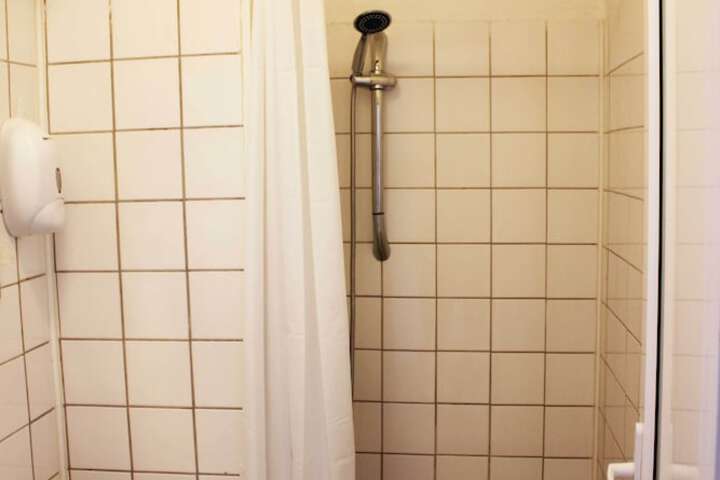 Room 6 of 8