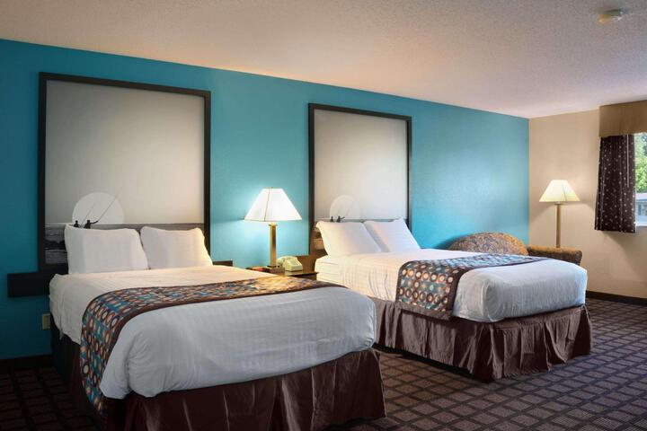 Standard Quadruple 2 Double Beds (3 of 7)