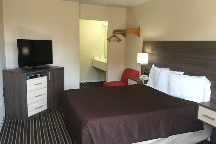 1 Queen Bed (4 of 8)