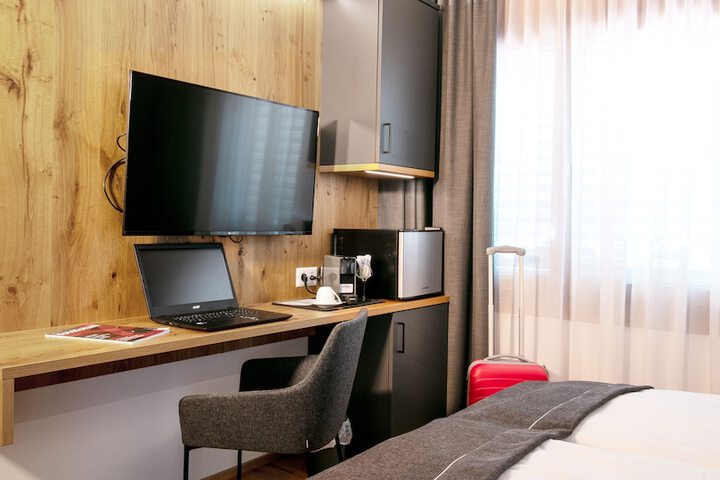 Room 5 of 20