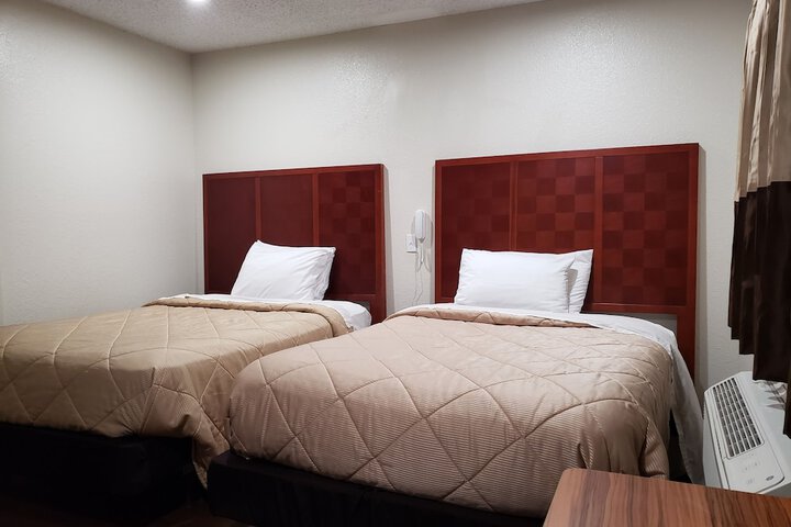 2 Double Beds (6 of 8)