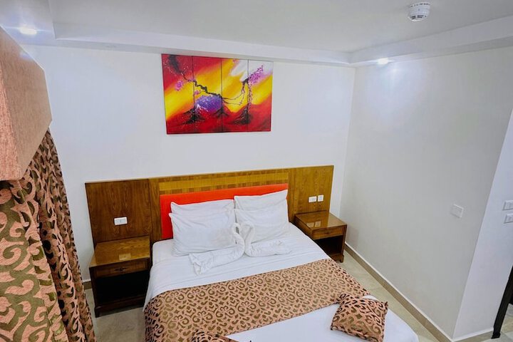 Room 2 of 27