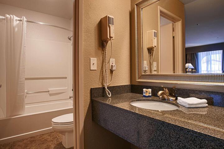 1 Queen Bed Microwave and Refrigerator WiFi Full Breakfast (9 of 11)