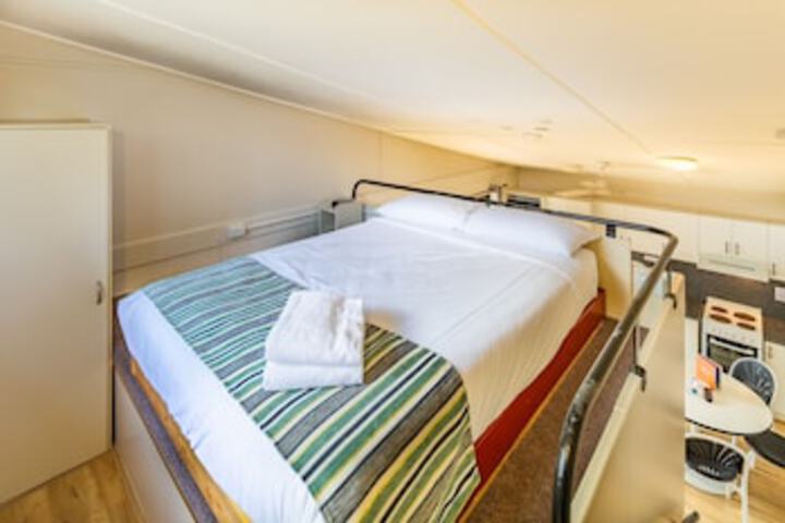 Room 40 of 213