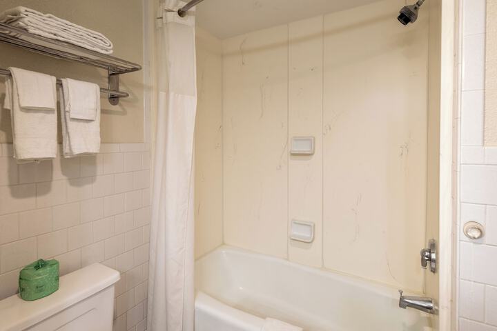 Deluxe Double Room (1 of 9)