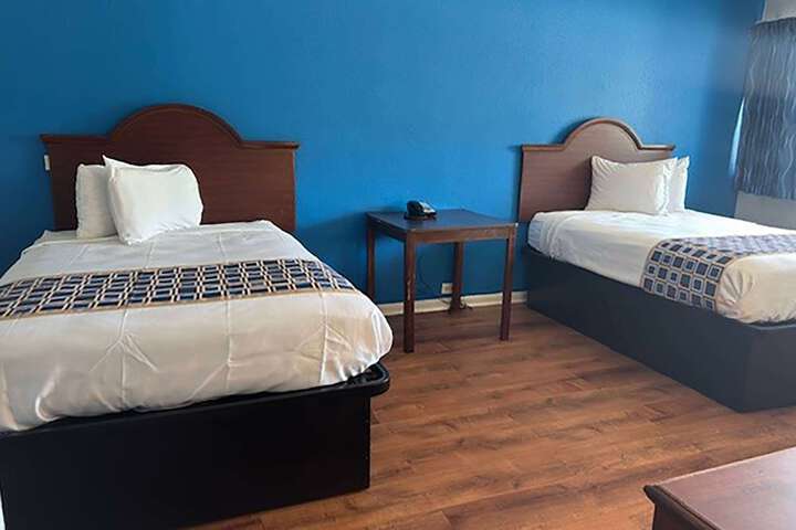 2 Double Beds (3 of 7)