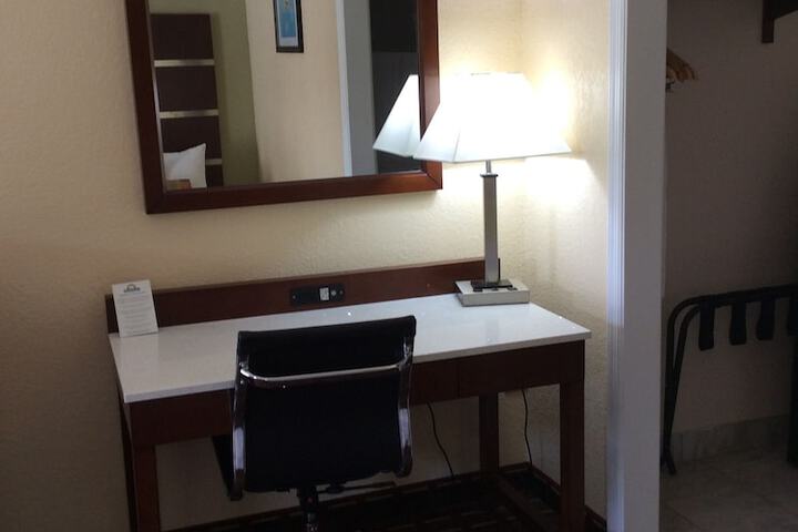 1 King Bed Accessible (3 of 9)