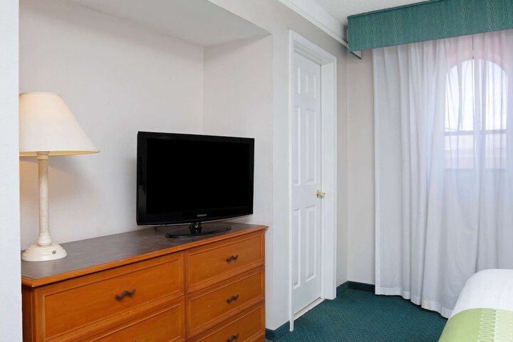 1 King Bed (4 of 16)