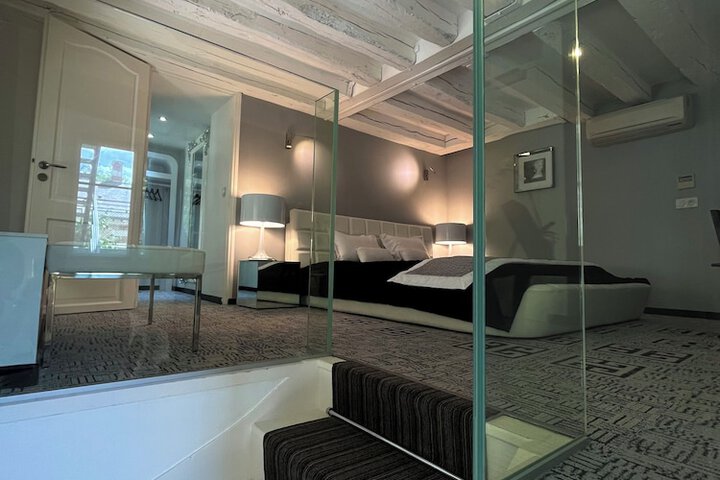 Room 21 of 106