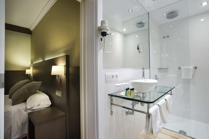 Room 30 of 108