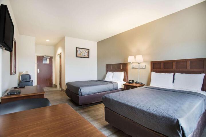 Standard Room, King or Two Doubles (2 of 5)