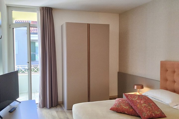 Room 34 of 106