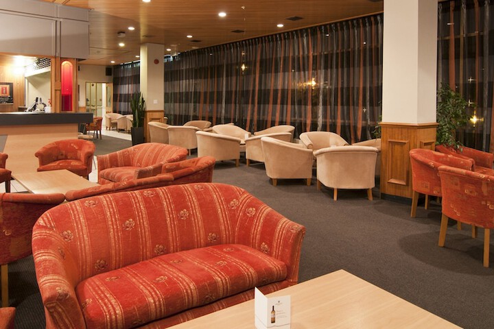 Lounge 53 of 65