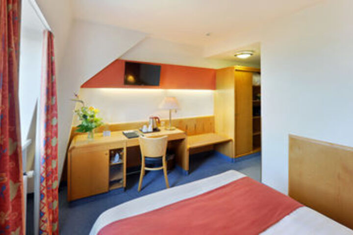 Room 48 of 102