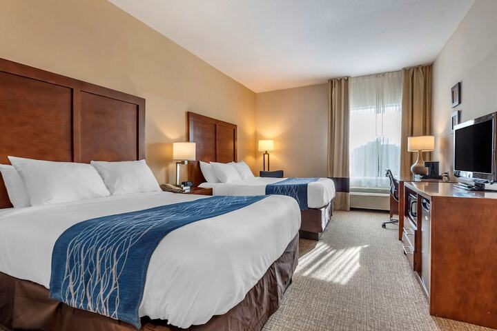 2 Queen Beds (8 of 12)