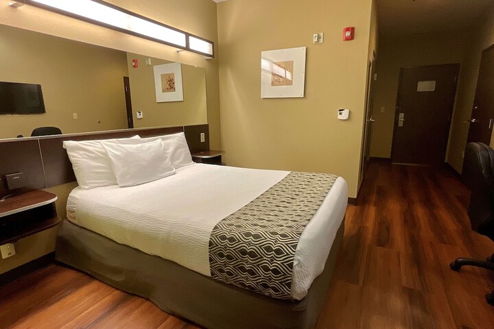 1 Queen Bed Flat Screen Television Microwave and Refrigerator High Speed Internet Accessible Full Breakfast (14 of 17)