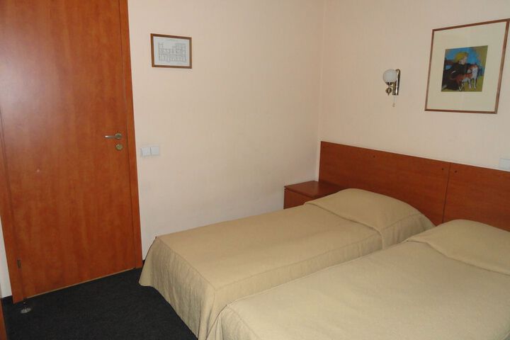 Room 16 of 64