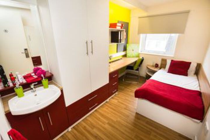 Room 5 of 8