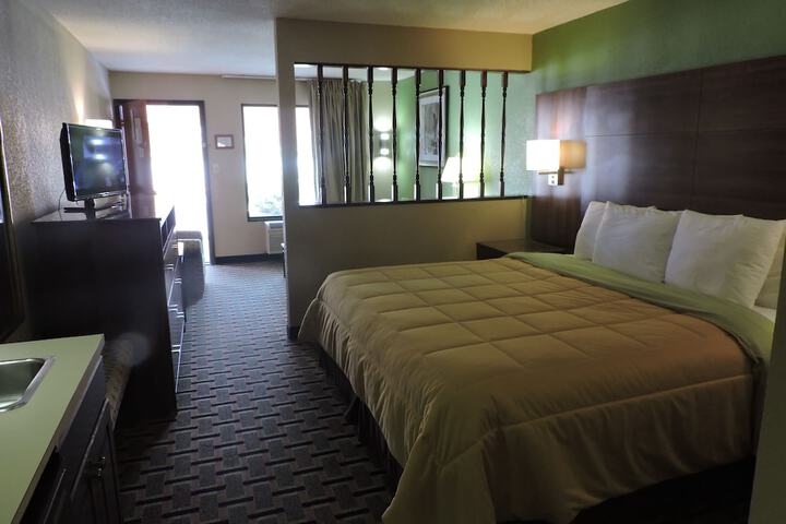 1 King Bed (5 of 15)