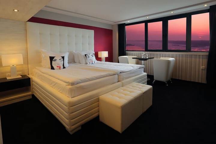 Room 6 of 33