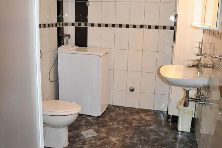 Room 7 of 11