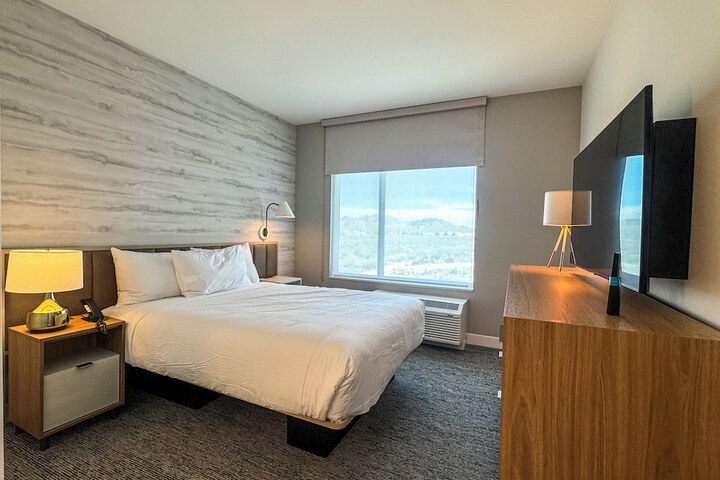 Room 11 of 32