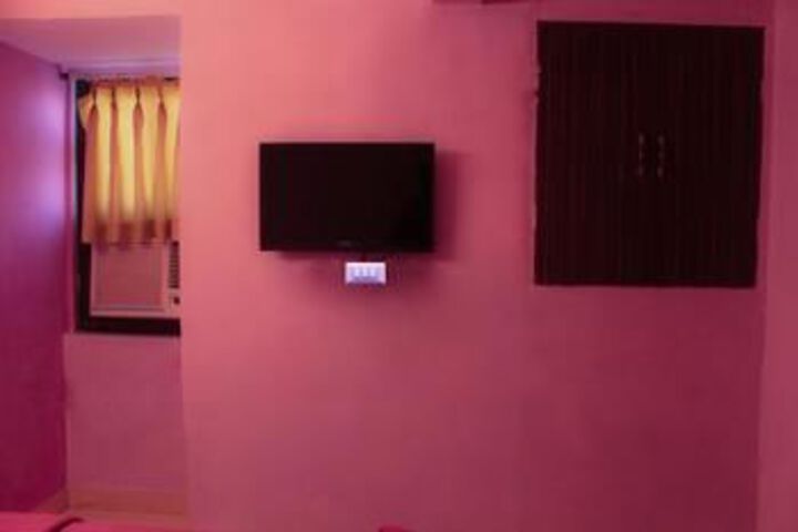 Room 13 of 16